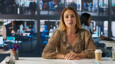 POV Company yöneticisi, iş operasyonları ve performans ölçümlerini tartışmak üzere çevrimiçi bir toplantıya ev sahipliği yaptı. Video konferansı, şirket için gerçek zamanlı işbirliği ve hedef belirleme olanağı sağlıyor. Kamera A.