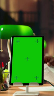 Dikey Video Tıp öğrencisi, dişçilik uygulamalarını yapay çene modelinin yanında öğreniyor ve tekniklerle diş kalitesini geliştiriyor. Sınav hazırlıkları için çalışma araçları. Kamera B.