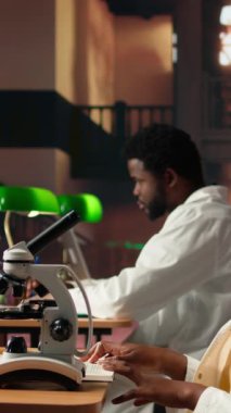 Dikey Video Üniversitesi öğretim üyesi tıp bilimi kariyeri için kimyasal süreçleri ve mikroorganizmaları incelemeye odaklanıyor. Eğitimsel gelişimini desteklemek için kütüphanede okuyan bir kadın. Kamera A.