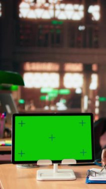 Vertical Video Future Health Profesyonelleri kampüs kütüphanesindeki uzay ekranının yanında tıbbi yöntemler üzerinde çalışıyor, dava dosyalarını ve araştırma belgelerini okuyor. Siyahi adam akademik gelişim üzerine çalışıyor. Kamera.