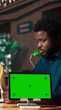 Dikey Video Siyahi akademisyen öğrenciler, bir halk kütüphanesinde eğitim başarısı için eğitim çalışmaları, araştırma notları ve kitaplardan bilgiler okuyorlar. Öğrenci takımı teste hazırlanıyor.