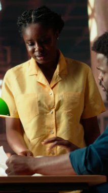 Dikey Video Afrikalı Amerikalı akademisyenler, akademik amaçlar için çalışarak mücadeleleri öğrenme konusunda endişeli ve endişeliler. Veri tabanından eğitim materyallerine danışan öğrenciler