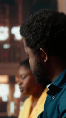 Dikey Video Siyahi üniversite öğrencileri üniversite kütüphanesinde ders notlarını karşılaştırıyorlar, akademisyenler fotokopi kitaplarından bilgi alıyor ve danışmanlık yapıyorlar. Gözbebekleri gelecek için hazırlanıyor.