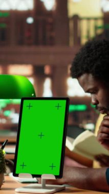 Dikey Video Bilginleri yaklaşan sınavları için izole edilmiş kopya alanının yanında hazırlanıyorlar, halk kütüphanesinde toplanıyorlar ve birlikte çalışıyorlar. Öğrenciler eğitim sürecini ve öğrenci hayatını sergiliyor