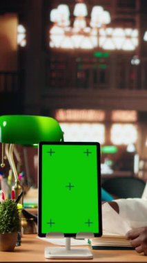 Dikey Video Afrikalı Amerikalı öğrenci kütüphanenin yanındaki ameliyat notlarını okuyarak yaklaşan sınav için çok çalışıyor. Genç adam, başarılı bir sağlık kariyeri kurmaya odaklandığını vurguladı