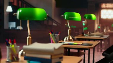Klasik eski moda kütüphane alanı, zarif ahşap iç tasarımı, organize kitap rafları ve klasik yeşil lambalar. Öğrenme ve geleneksel akademik yaşam için karmaşık bir ortam..
