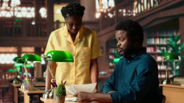 Öğrenci takımı klasik bir kütüphanede akademik bir projeyi okuyarak eğitime ve kendini geliştirmeye olan bağlılıklarını gösterdiler. Siyahi öğrenciler akademik gelişimlerinde birlikte çalışırlar. Kamera B.