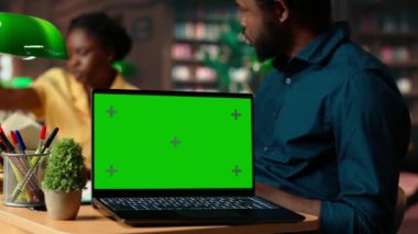 Siyahi âlimler, kampüs kütüphanesinde izole bir şekilde sergilenen akademik kitaplar ve sınav hazırlıkları için araştırma kağıtları okuyarak teoriyi öğreniyorlar. Eğitim için takım çalışması yapıyor. Kamera B.