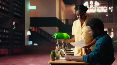 Sınavları birlikte geçmeyi öğrenen öfkeli öğrencilerden oluşan bir takım, burslarından yararlanarak diplomalarını alıyorlar. Zeki adam ve kadın, çalışmak için güçlerini birleştiriyor. Kamera A.