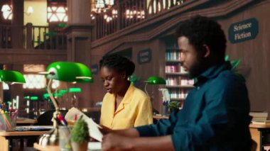 Üniversite kütüphanesinde birlikte yabancı bir dil öğrenen Afrikalı Amerikalı öğrenciler, akademik veritabanından danışmanlık kitapları. Sınavlar için birbirine yardım eden sınıf arkadaşları. Kamera B.