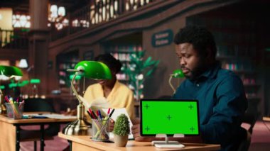 Siyahi akademik öğrenciler, bir halk kütüphanesinde eğitim başarısı için, araştırma notları ve kitaplardan edinilen bilgileri okuyarak, modelin yanında eğitim başarısı için eğitim görüyorlar. Öğrenci takımı test için hazırlanıyor. Kamera A.