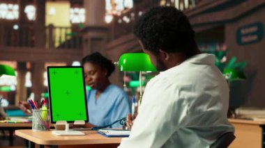 Afrikalı Amerikalı öğrenci yeşil ekranlı bir doktor olmayı öğreniyor, tıp fakültesi kütüphanesinde okuyor ve araştırma yapıyor. Öğrenci, sağlık sektöründe kariyer yapmak için testlere hazırlanıyor. Kamera B.