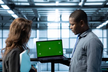 Veri merkezi sistem yöneticileri tarafından kullanılan model defter. Ekipman tanılarını gözden geçiriyorlar. Bilgi işlem uzmanlarının sunucu çiftlik ayarlarını ayarlarken kullandığı krom anahtar aygıtını kapat