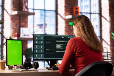 Freelancer yenilikçi bir sohbet robotu arayüzü kullanarak yapay zeka sanal asistanı ile ekranın yanında etkileşime geçiyor. Makine öğrenimi gelişmiş algoritmalar yoluyla verimliliği artırır.