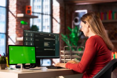 Freelancer, yapay zeka asistanını ev ofisinin yanındaki görevler için çözümler üretmek için kullanır. Çevrimiçi verimlilik için akıllı otomasyon ve kusursuz bağlantı örneği.