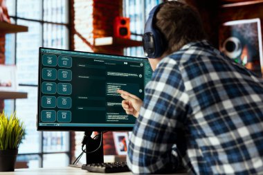 Ofiste kulaklık takan adam insan dilini anlamak için tasarlanmış AI LLM sohbet robotları kullanıyor. Kulaklık takan işçiler veriler üzerine eğitilmiş yapay zeka sohbet robotları kullanıyorlar.