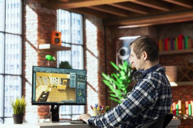 Evden çalışan iç mimari tasarımcı, yeni iş komisyonuna sahip müşterilere yardımcı olmak için bilgisayar üzerinde mimari uygulama kullanıyor. Uzaktan çalışan PC 'deki müşteriler için son mimari önizlemeyi hazırlıyor