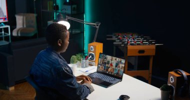 Uzaktan çalışan, proje ilerlemesi hakkında geri bildirim almak için internet video çağrısını kullanan yöneticileri arıyor. Telekonferans toplantısında iş arkadaşlarının yardımını isteyen tele-işçi, kamera B