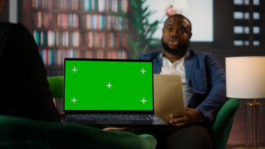 Profesyonel CIA ekibi, hükümet görevlerinde ihtiyatlı davranmanın önemini gösteren gizli vaka raporlarının yanında görev detaylarını da paylaşır. CIA bürosu. Kamera A.