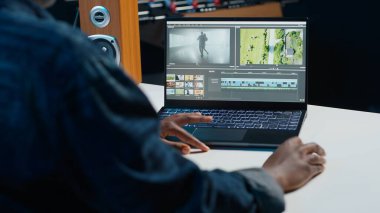 Video editörü İHA çekimlerinin bölümlerini buduyor, ana ofiste promosyon klibi üzerinde çalışıyor. Videograf film parçalarını birleştiriyor, dizüstü bilgisayardaki profesyonel yazılımla düzenliyor, kamera A