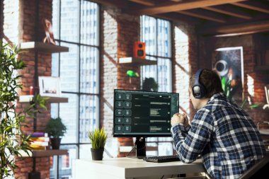 AI GPT kullanarak müzik dinleyen mühendis, doğal ses veren insan dilini anlamak ve üretmek için çok sayıda yazılı veri üzerine eğitilmiş. Kulaklık takan adam LLM motorlu sohbet robotu kullanıyor.