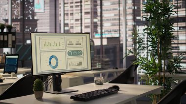 Modern bir şehir merkezindeki bir işletmeye, çalışma alanına hizmet etmek için gelişmiş yüksek teknoloji araçlarıyla donatılmış boş bir iş alanı. Lüks bir şirket kültürüyle küresel organizasyon.