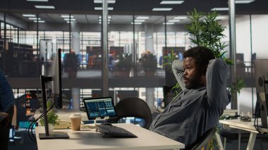 Stresli Afro-Amerikan iş adamı ofis işlerine ara veriyor, baskı altında hissediyor ve yeni bir proje üzerinde çalışıyor. Şirket çalışanı teslim tarihine yetişmeye çalışıyor. Kamera B.