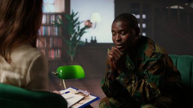 Siyahi silahlı kuvvetler savaşçısı terapi seansında travma ve kaygı ile karşı karşıya. Travma sonrası stres bozukluğu ve korku savaş sahnelerinden bahsediyor. Telaşlı asker savaş anılarını paylaşıyor. Kamera A.