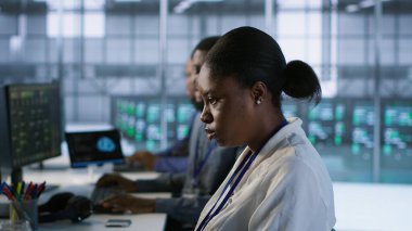 Afro-Amerikan veri merkezi teknisyenleri yapay zeka öngörüsü bakım sistemleri uyguluyorlar. Sunucu merkezindeki kadın donanım arızalarını tespit etmek için yapay zeka kullanıyor. Kamera A.