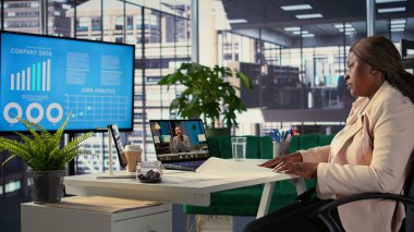 Kadın genel müdür, küresel genişleme için daha fazla fon sağlanması konusunu tartışmak üzere yatırımcılara video çağrısı yoluyla yeni bir proje fikri sunuyor. Büyüme azmi olan kadın lider. Kamera B.