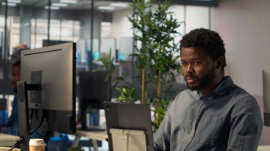 Afrikalı Amerikalı analist hissedarlarla aylık gelirleri tartışıyor video konferans görüşmelerine katılıyor. Girişimci daha fazla fon ve online iletişim istiyor. Kamera A.