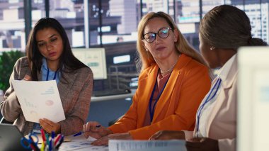 Çeşitli iş ortamlarında iş birliği yapan hırslı kadın yöneticiler kurumsal büyüme stratejilerini tartışıyor ve bütçe rakamlarını değerlendiriyorlar. Bir başarı hikayesine giden yol. Kamera A.