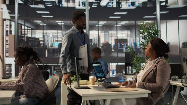 Kadın CEO, takım verimliliğinden duyduğu hayal kırıklığını dile getiriyor. Girişim hedeflerine ulaşmak için baskı altında çalışıyor. Afro-amerikan patron ofiste sinirleniyor ve sinirleniyor. Kamera B.