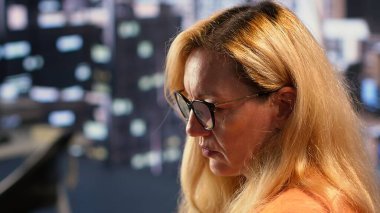 Sorunlu iş kadını, iş yükü ve sorumlulukları yüzünden kişiliksizleşme ve serbestleşmeden muzdarip. Girişimci duygusal olarak gerçeklikten koptu. Kamera A.