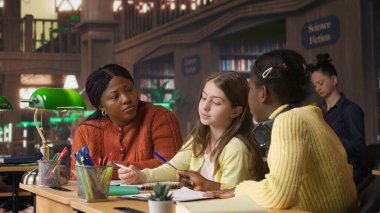 Özel dersler sırasında kız öğrencilerle ilgilenen ilkokul profesörü, belirli müfredat derslerinde öğretmenlik ve rehberlik yapar. Öğretmen sınıf arkadaşlarına fikirlerinde yardım ediyor. Kamera A.