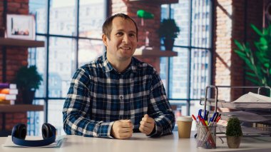 İçişleri Bakanlığı 'nın müdürü masasında oturmuş, iş adayları için videolar çekiyor. Denetmen insan ilişkileri işini yapıyor, çalışanların sorularını kaydediyor, kamera B