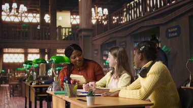 Öğretmenlere sınıf ödevi için danışmanlık, akademik eğitim ve müfredatta yardımcı olmak için destek sağlama konusunda yardımcı olmak. Hoca özel ders veriyor. Kamera A.