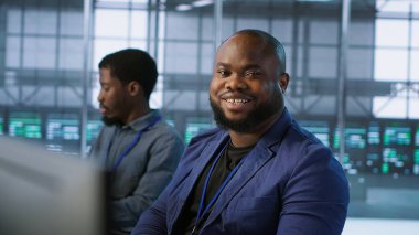 Mutlu sunucu odası çalışanının portresi felaket kurtarma planı geliştiriyor ve en az dinlenme süresini sağlıyor. Veri merkezindeki gülümseyen teknisyen performansı izlemek için veri analizi kullanıyor, kamera A