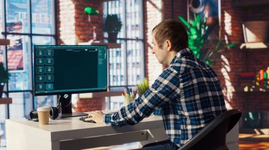 Adam modern şehir merkezindeki Al LLM sohbet robotu yazılımını kullanarak masada oturuyordu. Parlak apartmandaki bilgisayardaki büyük dil model programından yardım isteyen kişi, kamera B