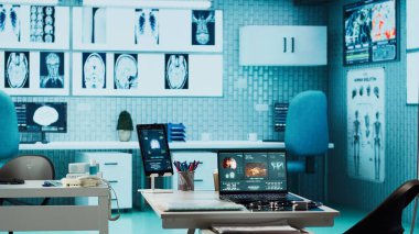 Klinikteki boş dolapta, muayeneler için hazır modern tıbbi aletler ve cihazlar bulunuyor. Gelişmiş teşhis, sağlık hizmetleri ve hasta bakımı yönetimi.