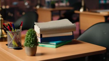 Tarihi cazibesi ve güzel dekorasyonları olan eski moda kütüphane masaları. Çalışma alanı klasik estetik yaratıyor. Bilgi ve bilgelik için sofistike ve barışçıl bir ortam.