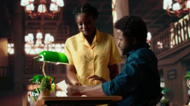 Afrikalı Amerikalı akademisyenler, akademik amaçlar için çok çalışıp, mücadeleyi öğrenme konusunda endişeli ve endişeli. Veri tabanından eğitim materyallerine danışan öğrenciler. Kamera B.