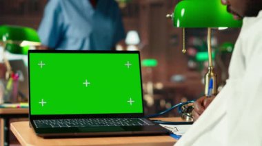 Tıp fakültesi öğrencisi tezinin yanında kütüphanede izole edilmiş bir model sergisi üzerinde çalışıyor, tıp araştırmaları yapıyor ve uzmanlık kitaplarını inceliyor. Geleceğin doktoru kendini işine adamış. Kamera B.