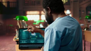 Tıp öğrencisi asistanı üniversite kütüphanesinde sınavlara hazırlanır, sağlık yöntemleri üzerine makaleler okur ve anatomi derslerini gözden geçirir. Tıp kariyeri tutkusu. Kamera B.