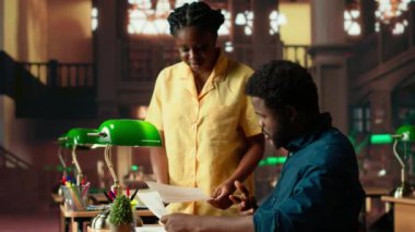 Sınavları birlikte geçmeyi öğrenen öfkeli öğrencilerden oluşan bir takım, burslarından yararlanarak diplomalarını alıyorlar. Zeki adam ve kadın, çalışmak için güçlerini birleştiriyor. Kamera B.