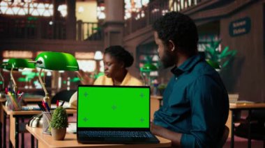 Siyahi âlimler, kampüs kütüphanesinde izole bir şekilde sergilenen akademik kitaplar ve sınav hazırlıkları için araştırma kağıtları okuyarak teoriyi öğreniyorlar. Eğitim için takım çalışması yapıyor. Kamera A.