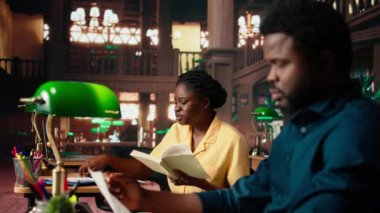 Çalışkan öğrenciler kampüs kütüphanesinde şiir okuyorlar, edebiyat sınavına hazırlanıyorlar. Öğrencilerden oluşan bir ekip, kendilerini geliştirmek için verimlilik ve kararlılık gösteriyorlar. Kamera A.