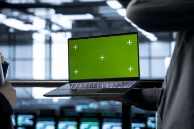 Veri merkezinde mühendisler yeşil ekran dizüstü bilgisayar kullanıyorlar, öngörücü analitik betikleri uyguluyorlar, ekipman sağlığını gözden geçiriyorlar, sistem parametrelerini ayarlıyorlar, bakım görevlerini koordine ediyorlar.