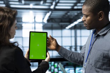 Veri merkezindeki mühendisler manken tableti kullanıyorlar, analitiği gözlemliyorlar, süper bilgisayar donanımı sağlığını gözden geçiriyorlar. Sunucu merkezi iş arkadaşlarıyla sohbet ediyor, kroma anahtar aygıtı kullanıyor, sistem parametrelerini ayarlıyor