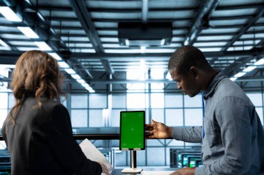 Veri merkezindeki teknisyenler yeşil ekran modelleme tableti kullanıyorlar, donanım tanılarını gözden geçiriyorlar, hata durumlarını temizliyorlar, aygıt yapılandırmalarını ayarlıyorlar, yazılım güncellemelerini uyguluyorlar